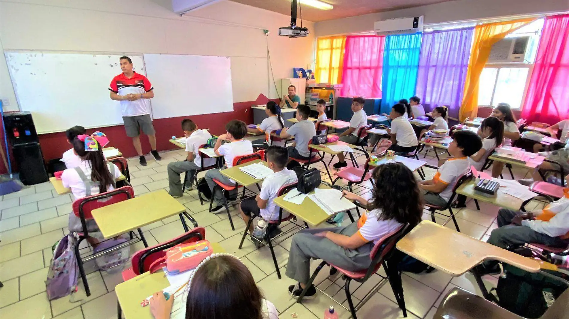 Los estudiantes están haciendo uso del material deportivo que se adquirió gracias al programa La escuela es nuestra